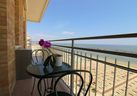 Property building, Bird's eye view, Dining area, Sea view