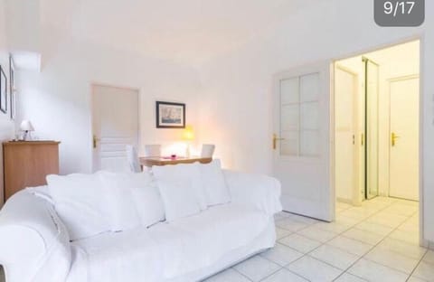 Living room, Photo of the whole room, Decorative detail