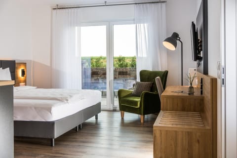Bed, Garden, TV and multimedia, Balcony/Terrace, Photo of the whole room, Seating area