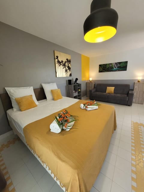 Bed, Living room, Photo of the whole room, Seating area, Bedroom