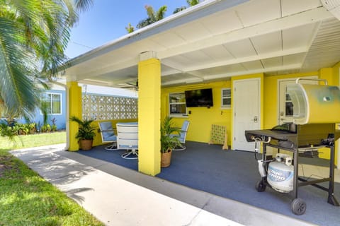 2 Mi to Bradenton Beach Water-View Home with BBQ House in Cortez