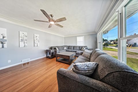 Charming Erie Home about 2 Mi to Downtown Delights! House in Erie