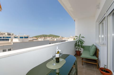 Day, View (from property/room), Balcony/Terrace, Balcony/Terrace, Seating area, Dining area, Mountain view