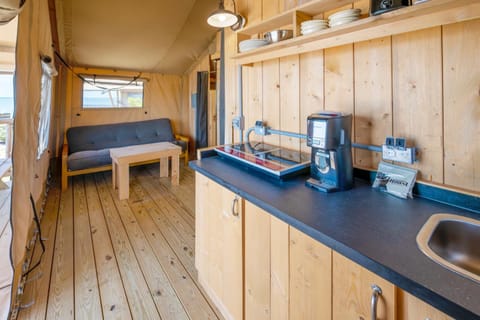 Coffee/tea facilities, Kitchen or kitchenette, Dining area, toaster, kitchen