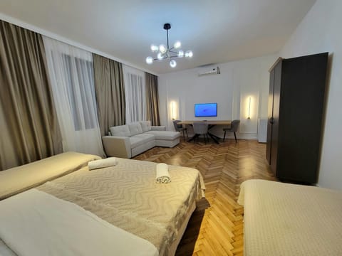 Bed, TV and multimedia, Photo of the whole room, Bedroom, air conditioner