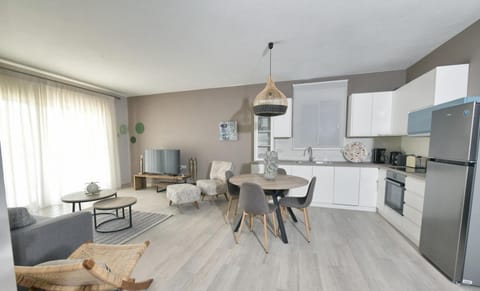 Kitchen or kitchenette, Living room, Seating area