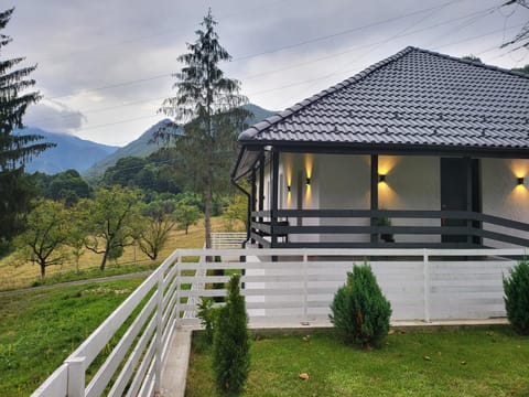 Property building, Natural landscape, Garden, Garden view, Mountain view