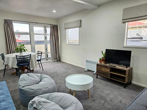 Communal lounge/ TV room, TV and multimedia, Living room, Seating area, Dining area, Evening entertainment