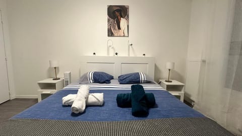 Bed, Bedroom, towels