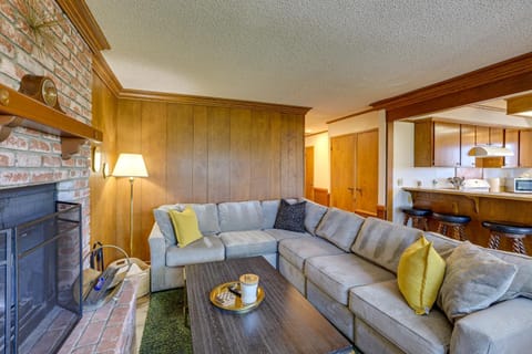 Rimforest Retreat with Fireplace and Mountain Views! House in Rimforest