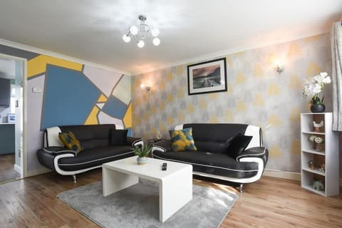 Spacious 4-Bed Family House Apartment in Portsmouth