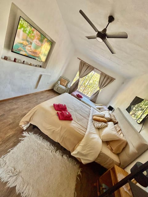 Bed, TV and multimedia, Photo of the whole room, Seating area, Bedroom