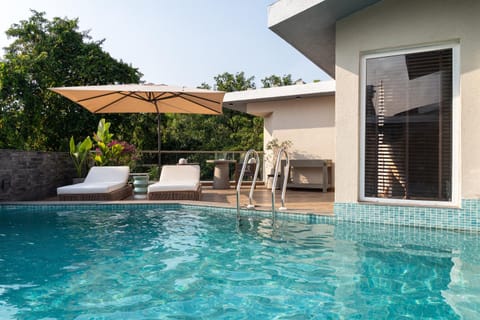 Property building, Balcony/Terrace, Pool view, Swimming pool, Swimming pool, sunbed