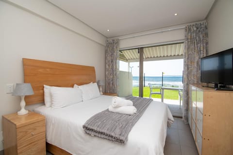 Bed, Natural landscape, Photo of the whole room, Bedroom, Sea view, towels