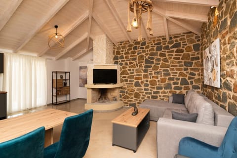 TV and multimedia, Living room, Seating area, Evening entertainment