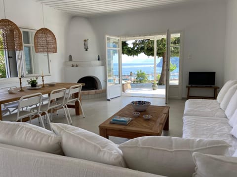 Property building, Natural landscape, TV and multimedia, View (from property/room), Balcony/Terrace, Living room, Seating area, Dining area, Sea view