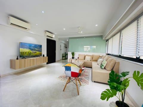 Communal lounge/ TV room, TV and multimedia, Living room, Seating area, Evening entertainment, air conditioner
