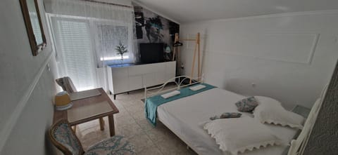 Bed, TV and multimedia, Bedroom