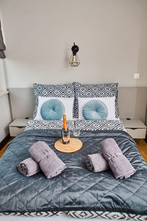 Bed, Living room, Photo of the whole room, Seating area, Bedroom