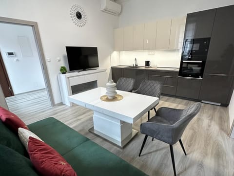TV and multimedia, Kitchen or kitchenette, Living room, air conditioner