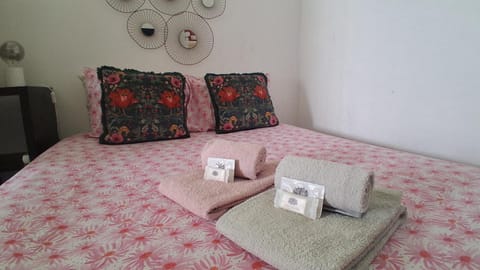 Bed, Bedroom, towels