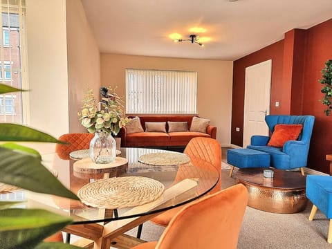 Communal lounge/ TV room, TV and multimedia, Living room, Seating area, Dining area