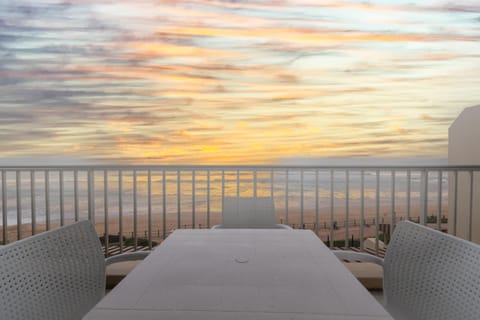 View (from property/room), Balcony/Terrace, Seating area, Sea view, Sunrise, Sunset