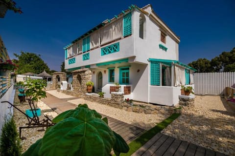 Property building, Day, Garden