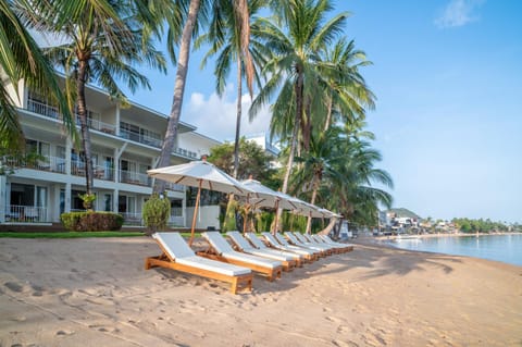 Property building, Facade/entrance, Day, Natural landscape, Beach, Beach, Sea view, sunbed