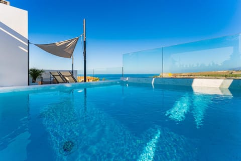 Balcony/Terrace, Sea view, Swimming pool, sunbed