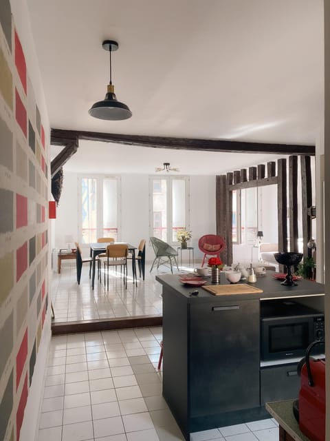 Shower, Patio, Nearby landmark, Bathroom, Balcony/Terrace, Living room, Lounge or bar, Decorative detail, Entertainment, Location, Sunset, Inner courtyard view, Parking, locker, minibar, towels, kitchen