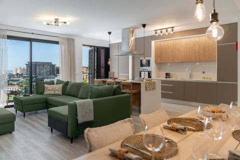 Coffee/tea facilities, Kitchen or kitchenette, Living room, Seating area, Dining area