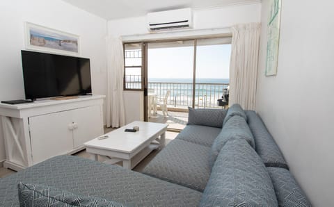 Communal lounge/ TV room, Natural landscape, TV and multimedia, View (from property/room), Balcony/Terrace, Living room, Seating area, Evening entertainment, Sea view, air conditioner