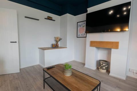 Chic 3-Bed Hideaway Steps from Cromer Beach Apartment in Cromer