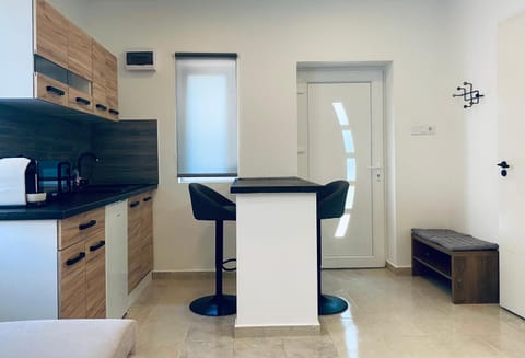 Coffee/tea facilities, Kitchen or kitchenette, Dining area, minibar, stove