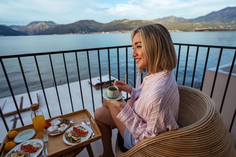 People, Natural landscape, Coffee/tea facilities, View (from property/room), Balcony/Terrace, Food and drinks, Sea view, Breakfast, Continental breakfast