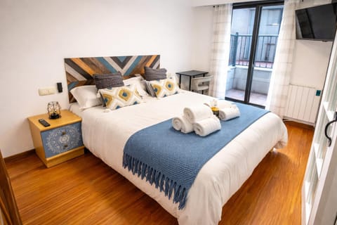 Bed, TV and multimedia, Balcony/Terrace, Seating area, Bedroom, internet, wardrobe