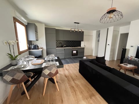 TV and multimedia, Kitchen or kitchenette, Living room, Seating area, Dining area, stove