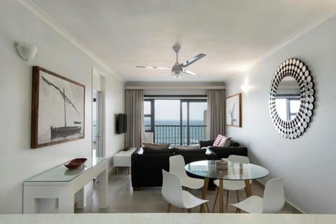 TV and multimedia, Living room, Seating area, Dining area, fireplace