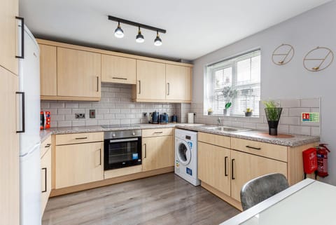 Coffee/tea facilities, Kitchen or kitchenette, oven, stove, washing machine, dryer