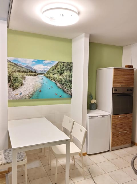Kitchen or kitchenette, Dining area, oven