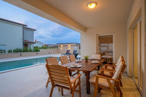 Property building, Patio, Day, View (from property/room), Balcony/Terrace, Balcony/Terrace, Seating area, Dining area, Pool view, Swimming pool, sunbed