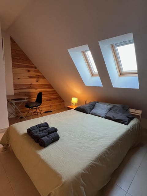 Bed, Photo of the whole room, Bedroom, towels