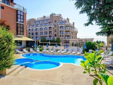 Property building, Day, Pool view, Swimming pool, sunbed