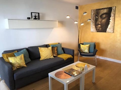 Living room, Decorative detail, Seating area