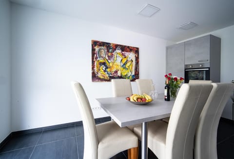 Kitchen or kitchenette, Seating area, Dining area