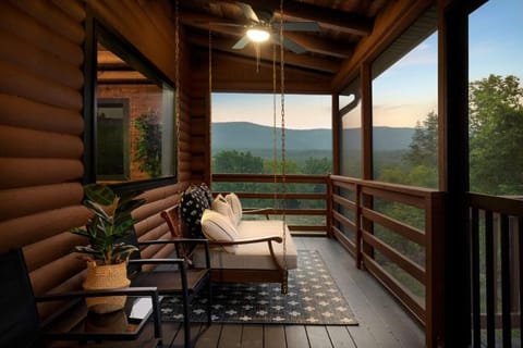 Riverside Rose Cabin: Luxe*LogCabin*MtnView*Sleeps12*Secluded*Shenandoah Cabin in Shenandoah Valley