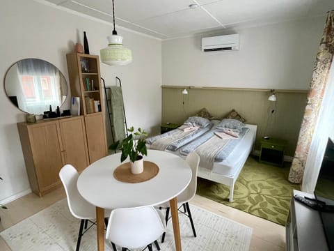 Bed, Living room, Photo of the whole room, Dining area, air conditioner