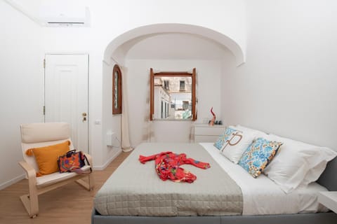 Bed, Photo of the whole room, Seating area, Bedroom, towels, wardrobe