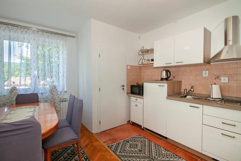 Coffee/tea facilities, Kitchen or kitchenette, Seating area, Dining area, minibar, stove